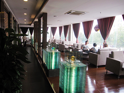 高端餐飲擠出泡沫放低身段