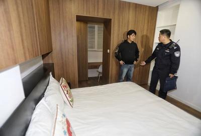 現(xiàn)場直擊上海警方連夜清查臨時住宿服務(wù)場所:部分場所存安全隱患,不允許變相群租存在